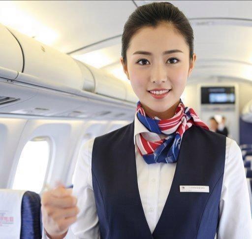 底薪2700元，飞行小时费11168.5元。这两行数字摆在一起，像一张收入结构