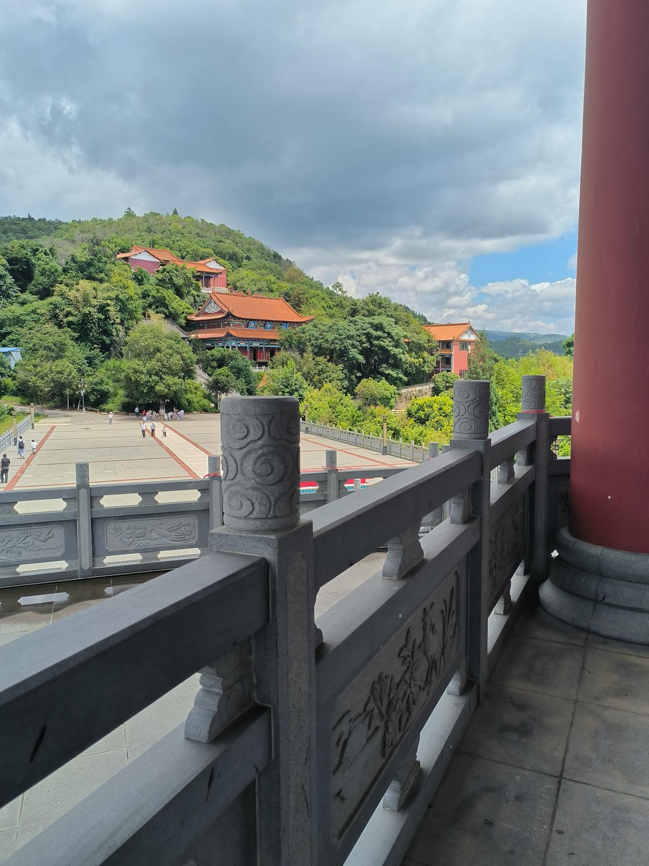 我朋友是在一家知名央企做HR昨天他给我吐槽，说是面试来了两个比较满意的候选人