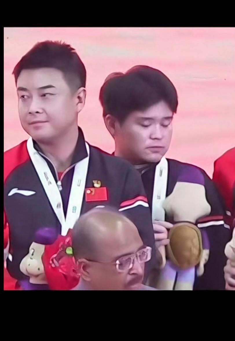 因为那个花是臭的，小石头差点吐了哈哈，小石头心想玩偶会不会也是臭的呢？结果白告也