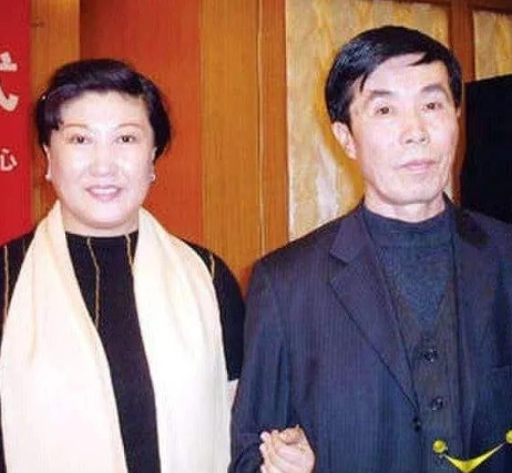 2005年，高秀敏突然离世，何庆魁悲伤不已，让那个他没想到的是，妻子张艳茹竟然让