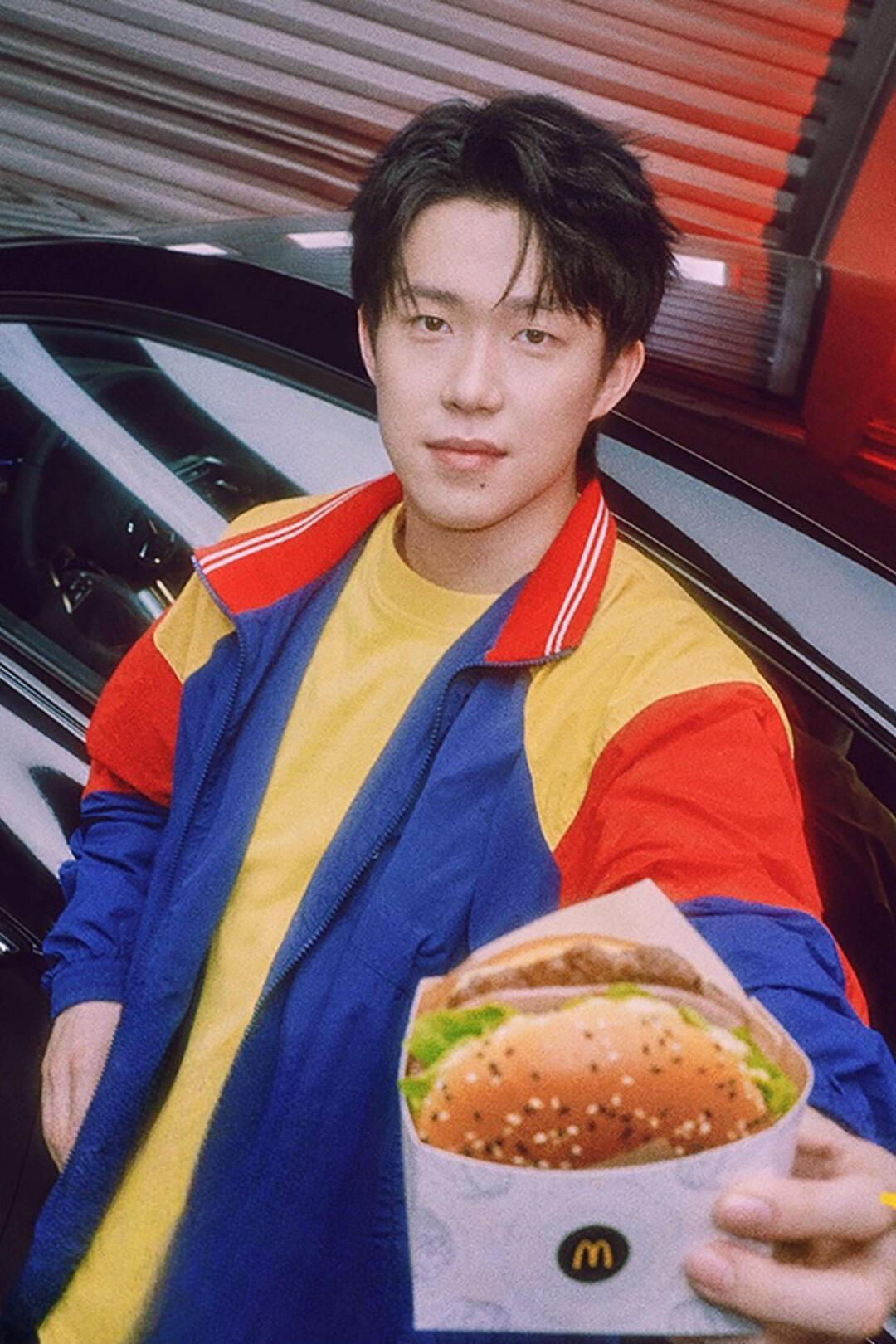 头哥代言的麦当劳🍔，每一张都可以是壁纸，真的太完美小孩，状态拉满，还好看！这