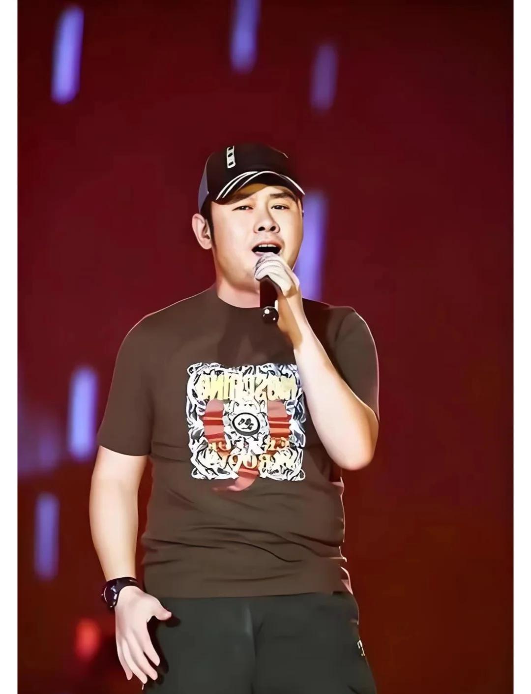 以前听刀郎，觉得他是长辈们的专属，带着点大漠风沙的粗犷。可如今，当《罗刹海市》的