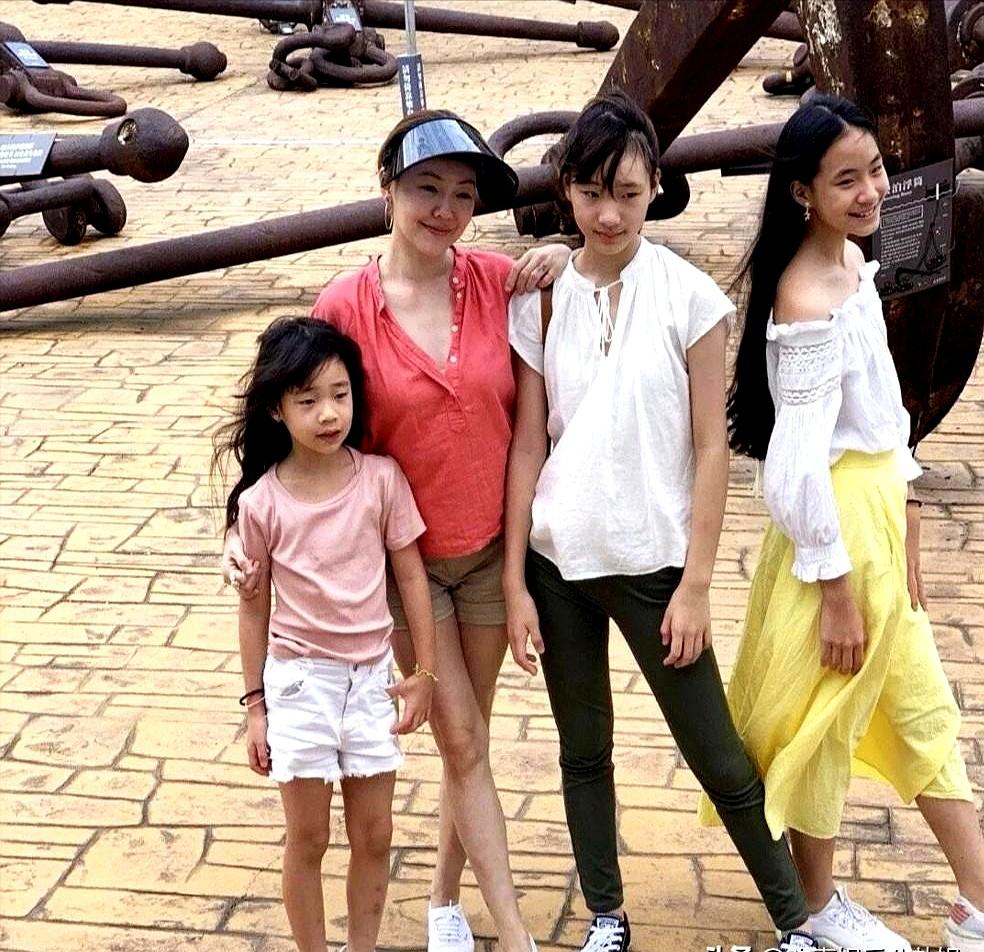 两代星妈在同一屋檐下接力，话题能不热吗？S妈三女儿里，徐熙媛和徐熙娣伶俐外向，