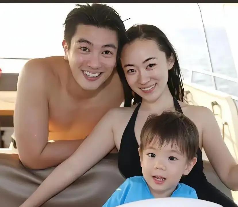 凌晨3点，霍思燕还在片场补妆，杜江抱着睡熟的孩子，蹲在房车门口数星星。第二