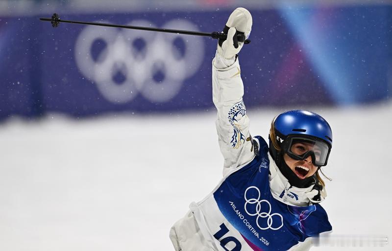 谷爱凌说痛失2块金牌说法太荒谬16日晚，在大跳台决赛后的新闻发布会上，有外国记