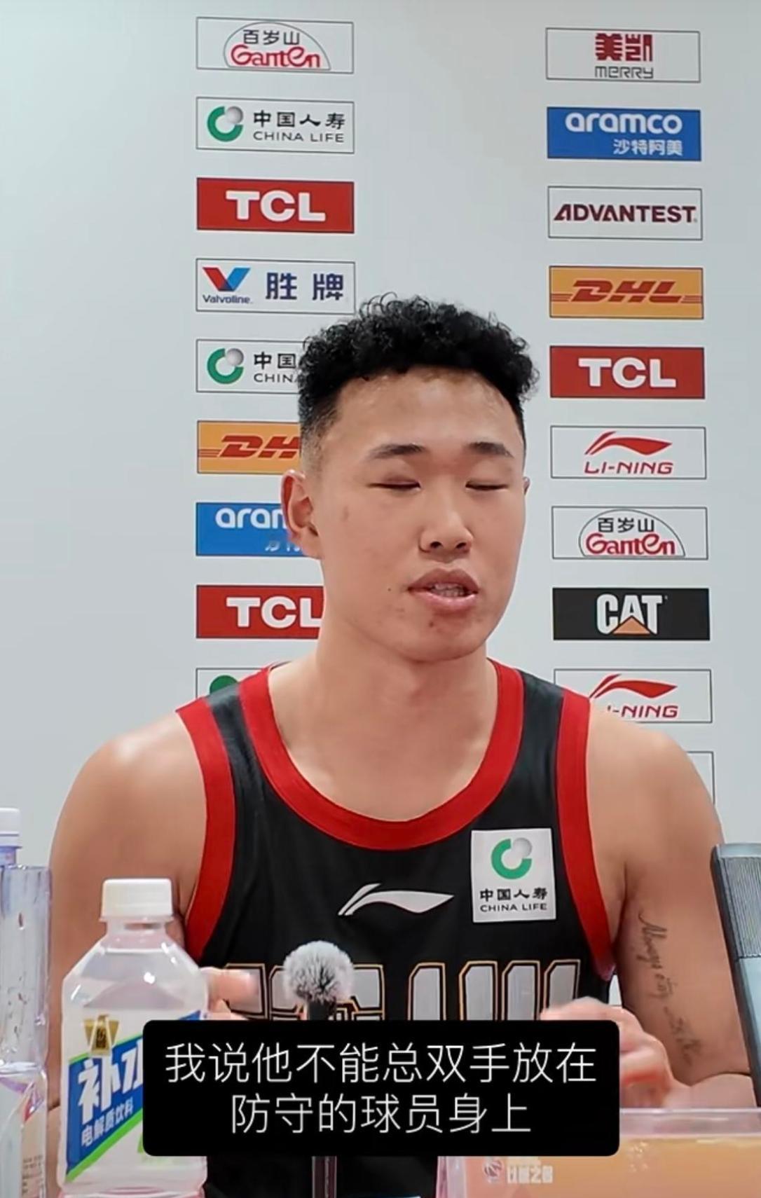 上海球迷别生气贺希宁批评偰李永伟的防守方式！就像贺希宁说的一样像小偰这种高个