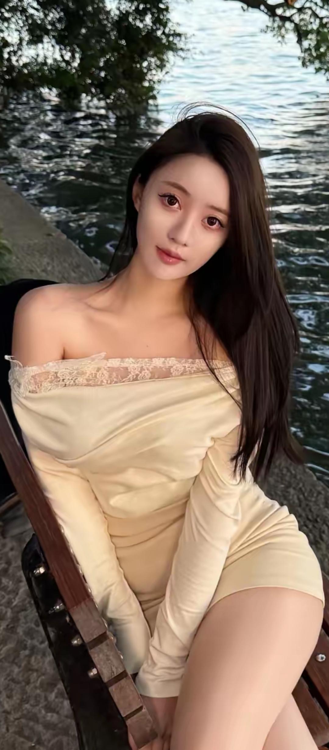 水边美人坐，风姿似画卷。