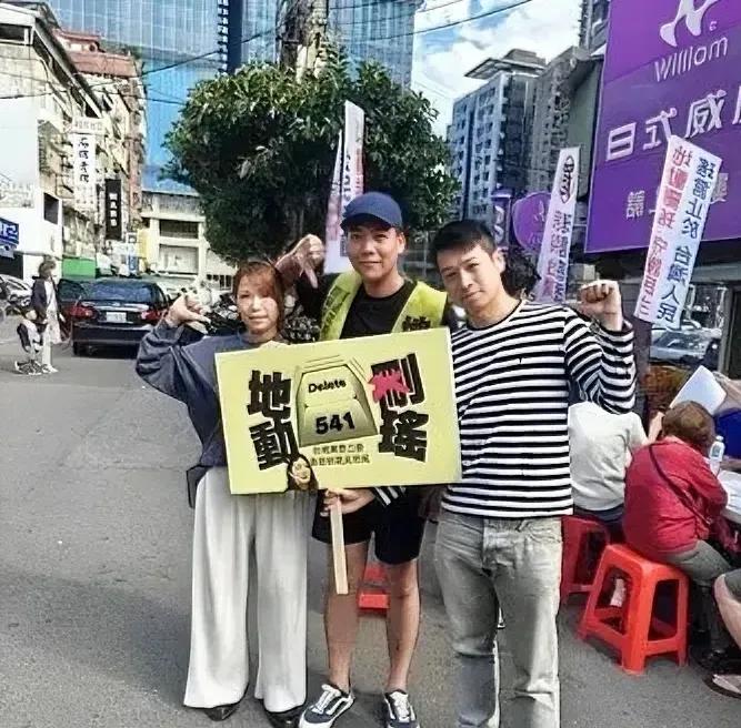 台湾人也喜欢搞谐音梗。蓝营搞罢免，以罢制罢，最有可能成功的就是台北市的“双吴”