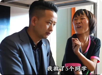某位博主在512这个特殊的日子采访一位当年的幸存者！她说当年地震她救了五个同学！