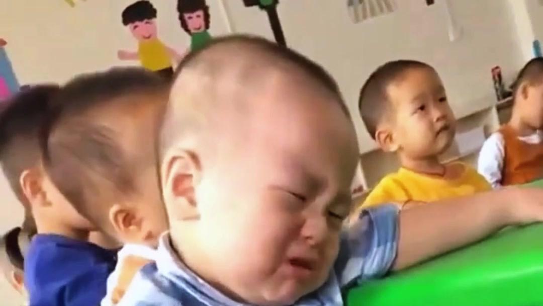 儿子第一天上幼儿园，老师发来这段视频