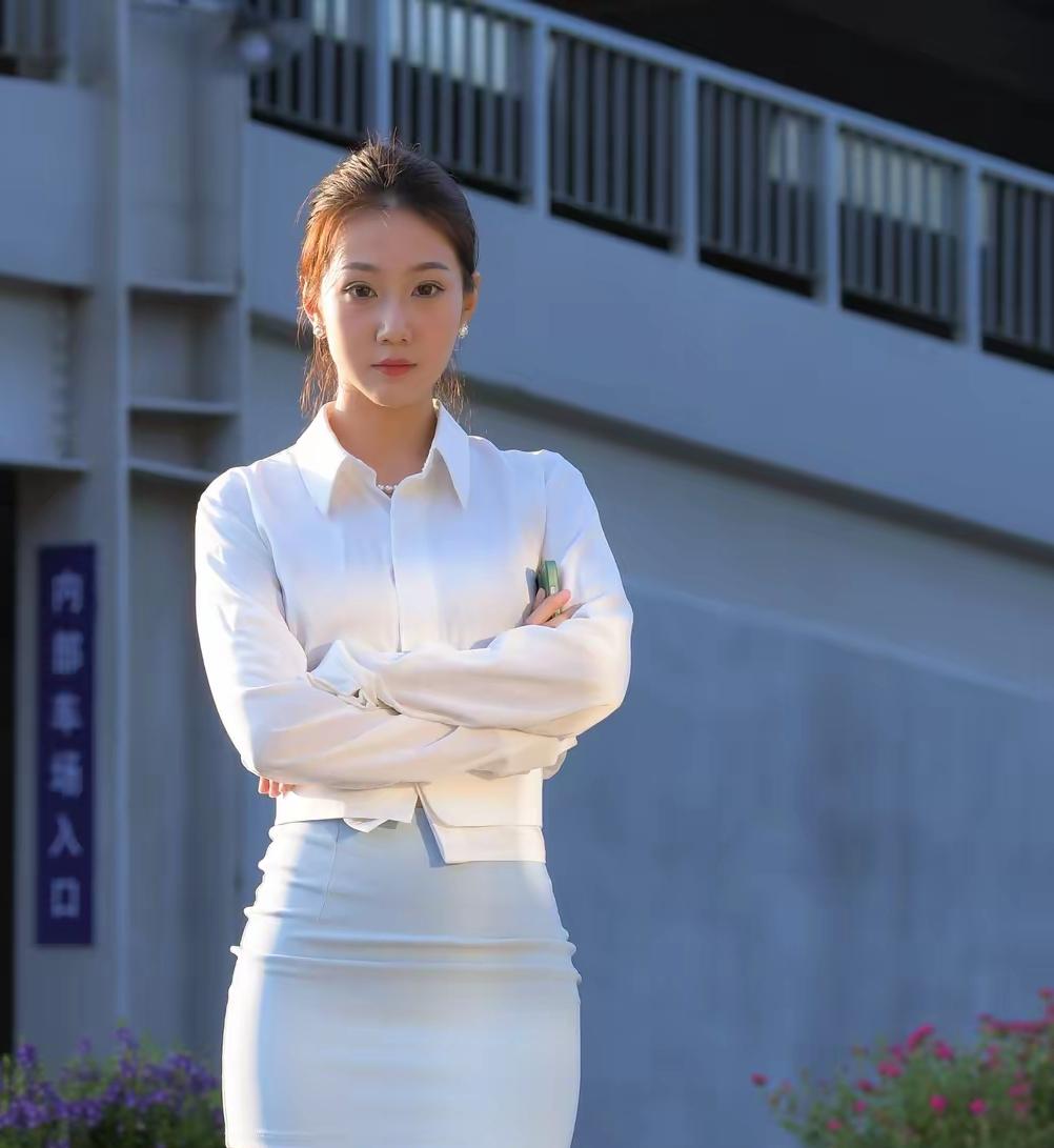 爱猫的女士，职业女性有爱心，闲暇时候逗逗猫咪有修养的女士