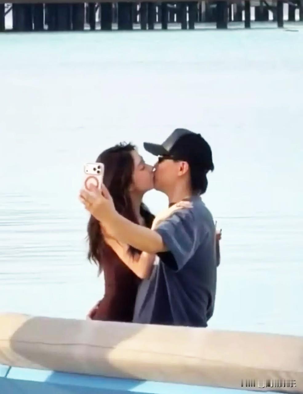 11月20日，有网友在马尔代夫偶遇胡彦斌和易梦玲。照片里两人当众激吻，旁若无人，
