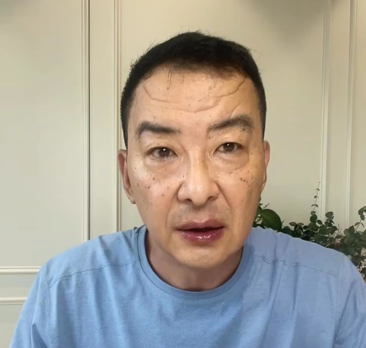 好家伙，这竟然是演员郝平？他才54岁，无美颜、无滤镜的真实镜头之下，竟然老成