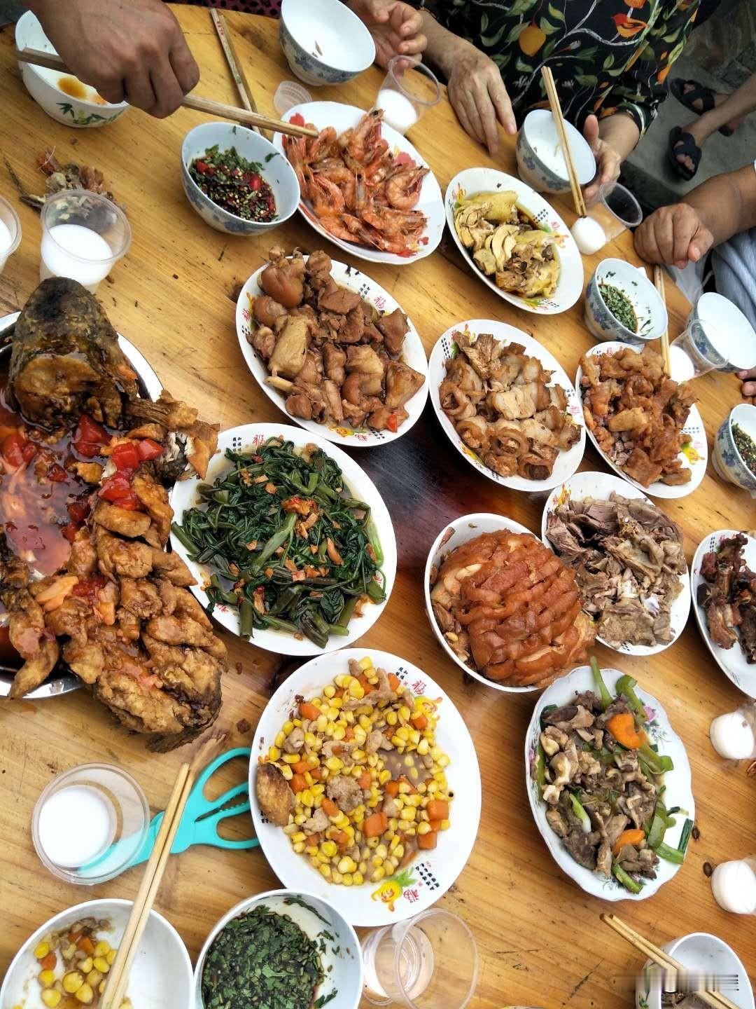 都是些什么人在一起？事发重庆，10个人在一起吃饭，到结账时，只剩下一个