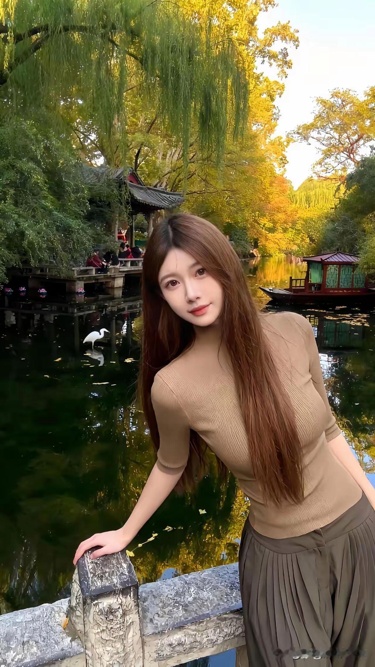 秋日游园，真的能让人悠然自得，仿佛与自然共舞。就像洛阳的隋唐城遗址植物园，秋季景