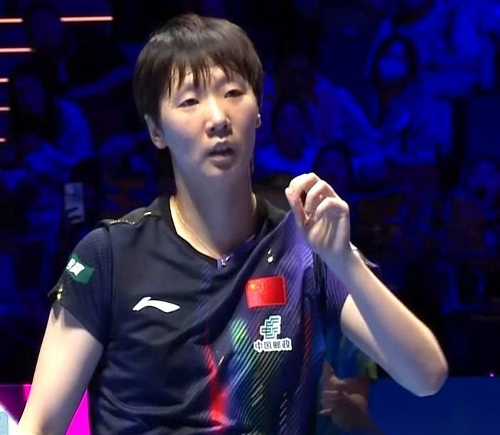 王曼昱这场球，看得人后背发凉。大比分1-2落后，对手申裕斌的吼声一声比一声高，