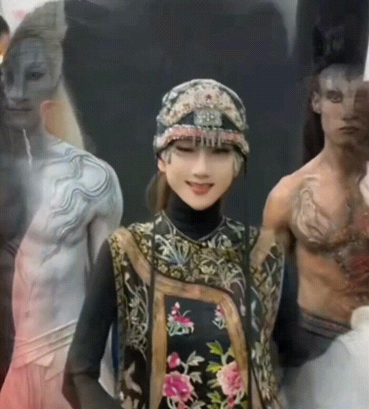 杨丽萍的舞蹈现在真有点不敢看了，早先的孔雀舞真的好美好仙，现