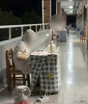 别争了！老师裹棉袄走廊开摊，学生排队“刷副本”，真相笑不出来了……最近广西柳