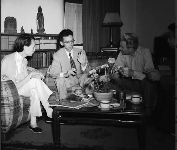 1952年9月14日，清华园寓所，梁思成与林徽因夫妇，正和远道而来的英国建筑师斯