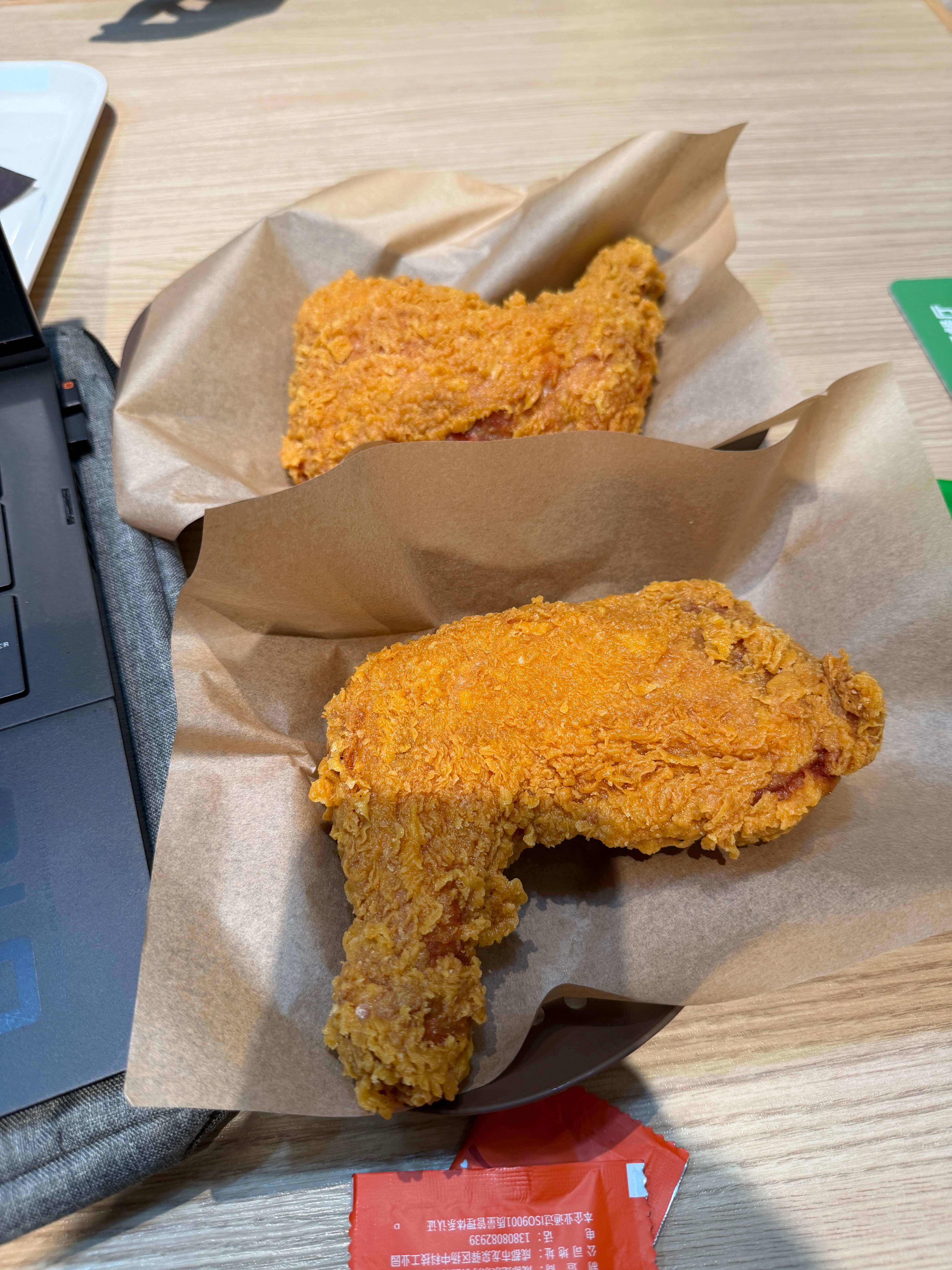 今日早餐，机场候机凑合一口。第一次吃到这么新鲜出炉的手枪鸡腿，前一秒刚出锅，后