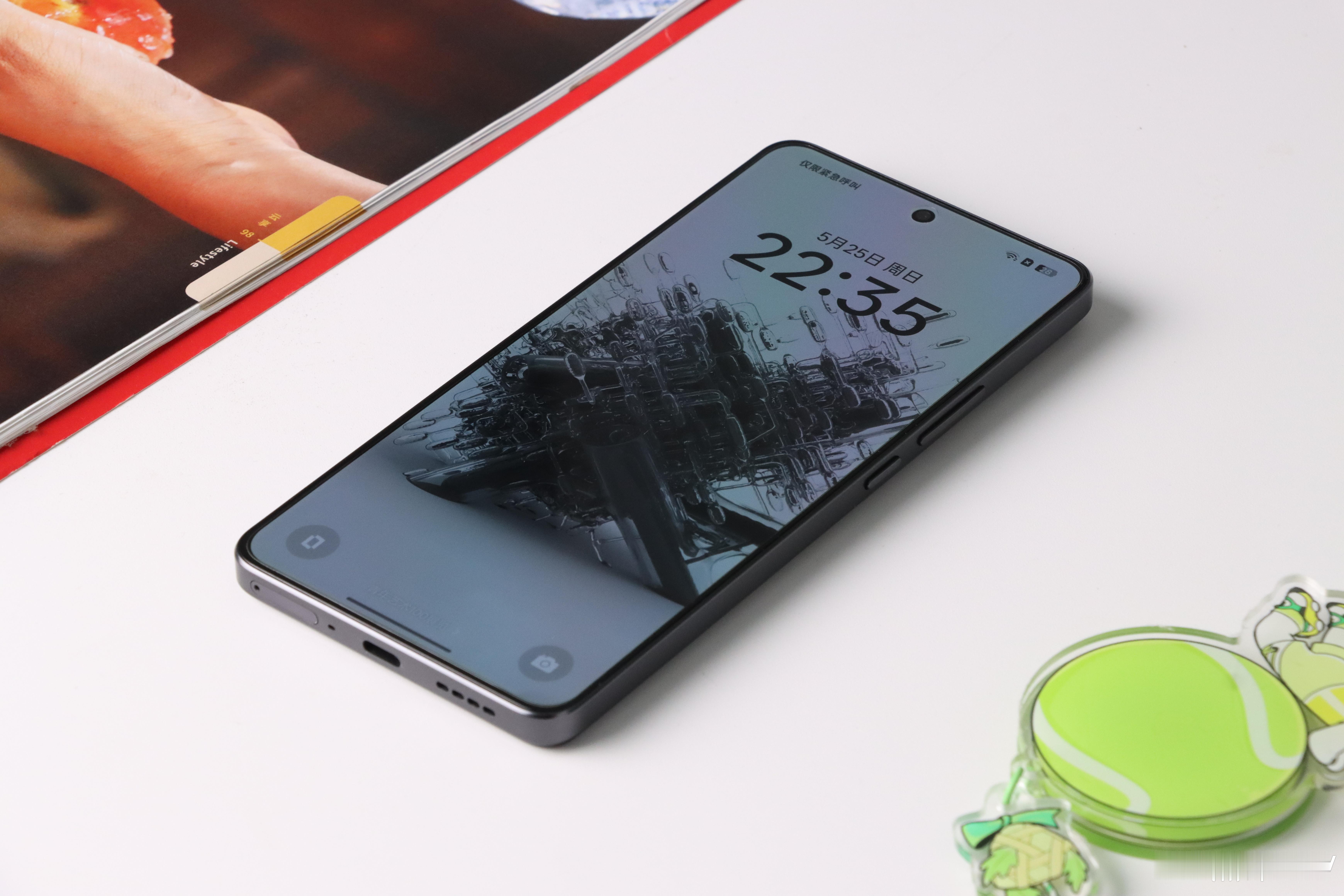 真我Neo7Turbo图赏​全新透明新生理念，正面1.3㎜边框直屏，后盖采用晶