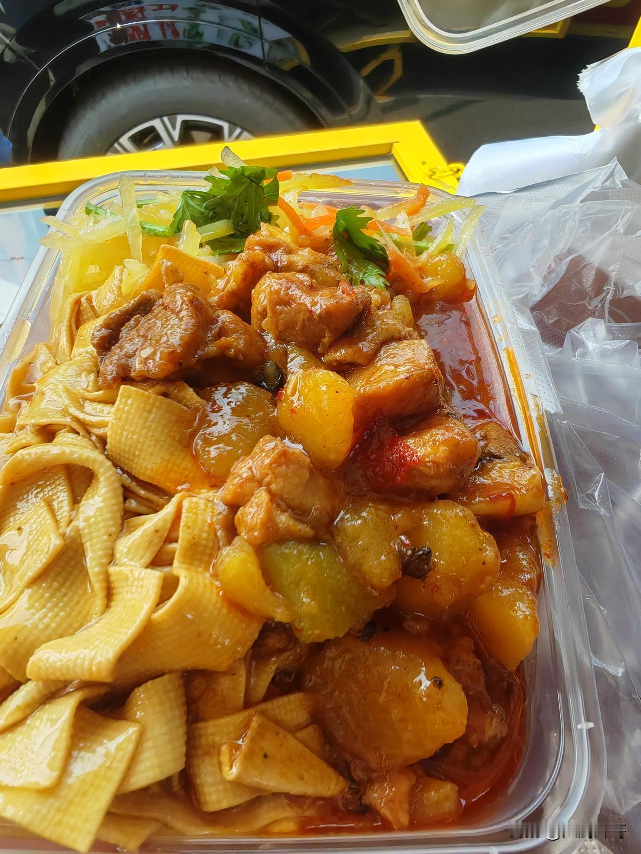 最近打卡北杨市场外的东北盒饭，今天吃的是熘肉段、红烧肉、鸡蛋炒西红柿还有拌西葫芦