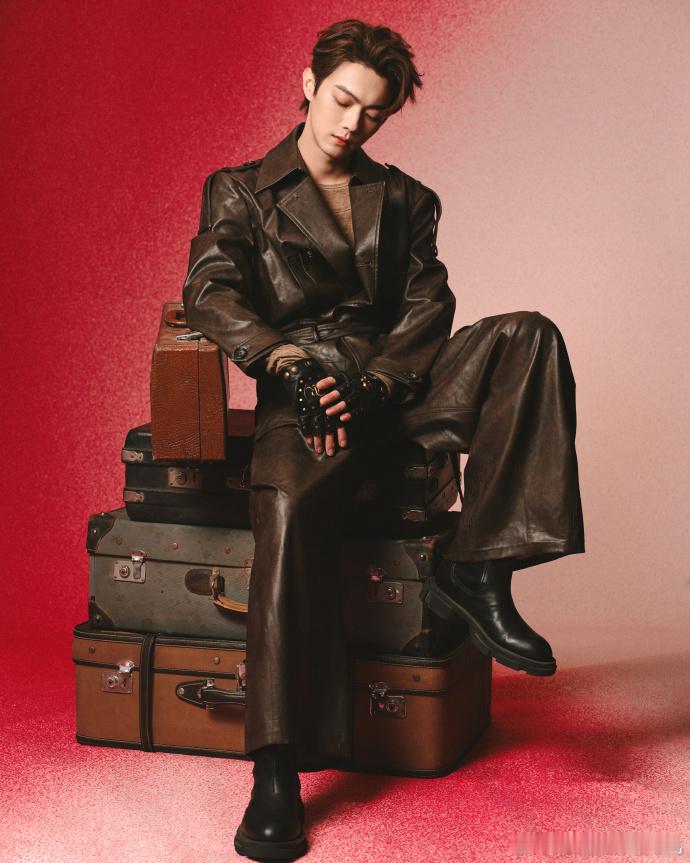 许凯追剧团造型许凯剧内外反差许凯剧内外反差,许凯追剧团造型，是一身皮衣造型，满