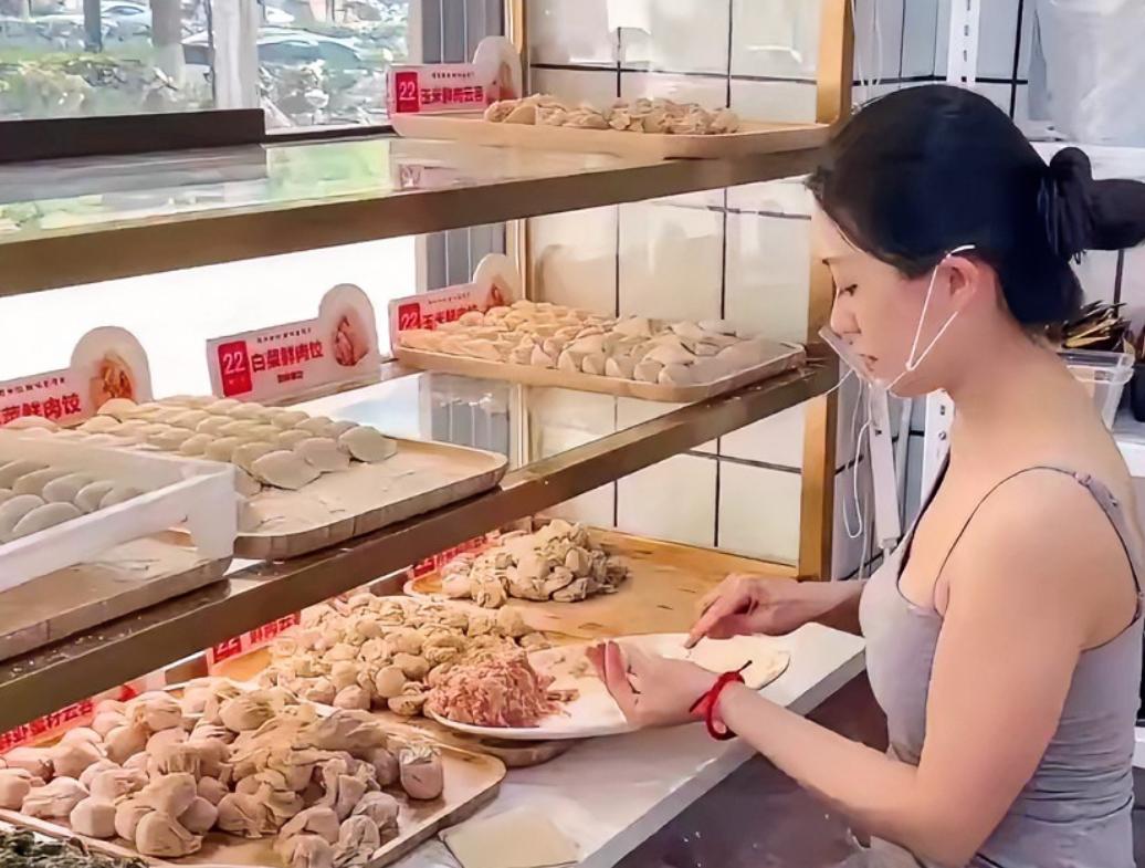 广东有位颜值的女老板，揣着二十万启动资金，一头扎进餐饮赛道，开了家手工饺子馆。原