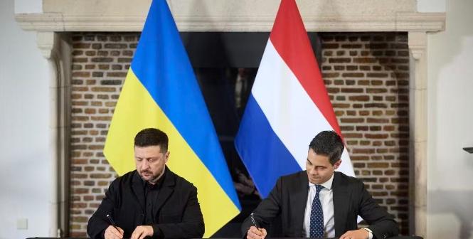 曾经在各国议会里哽咽落泪、靠那一身绿色T恤博取同情的泽连斯基，现在彻底变了。