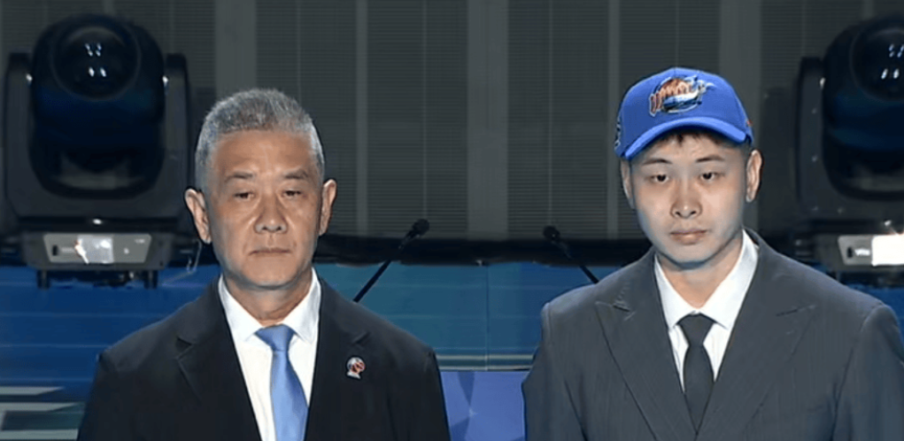 反差强烈！四川男篮选中4位球员中，三个板着脸，一个没来现场，而新疆男篮选中第五顺