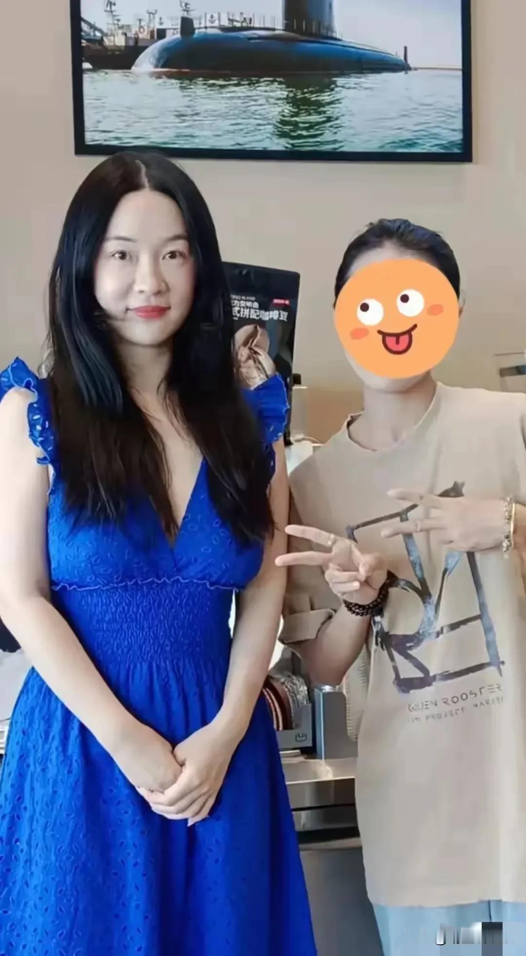 霍思燕被偶遇，肉肉的她很可爱，看上去得有120斤左右了，是女明星中少有的不在