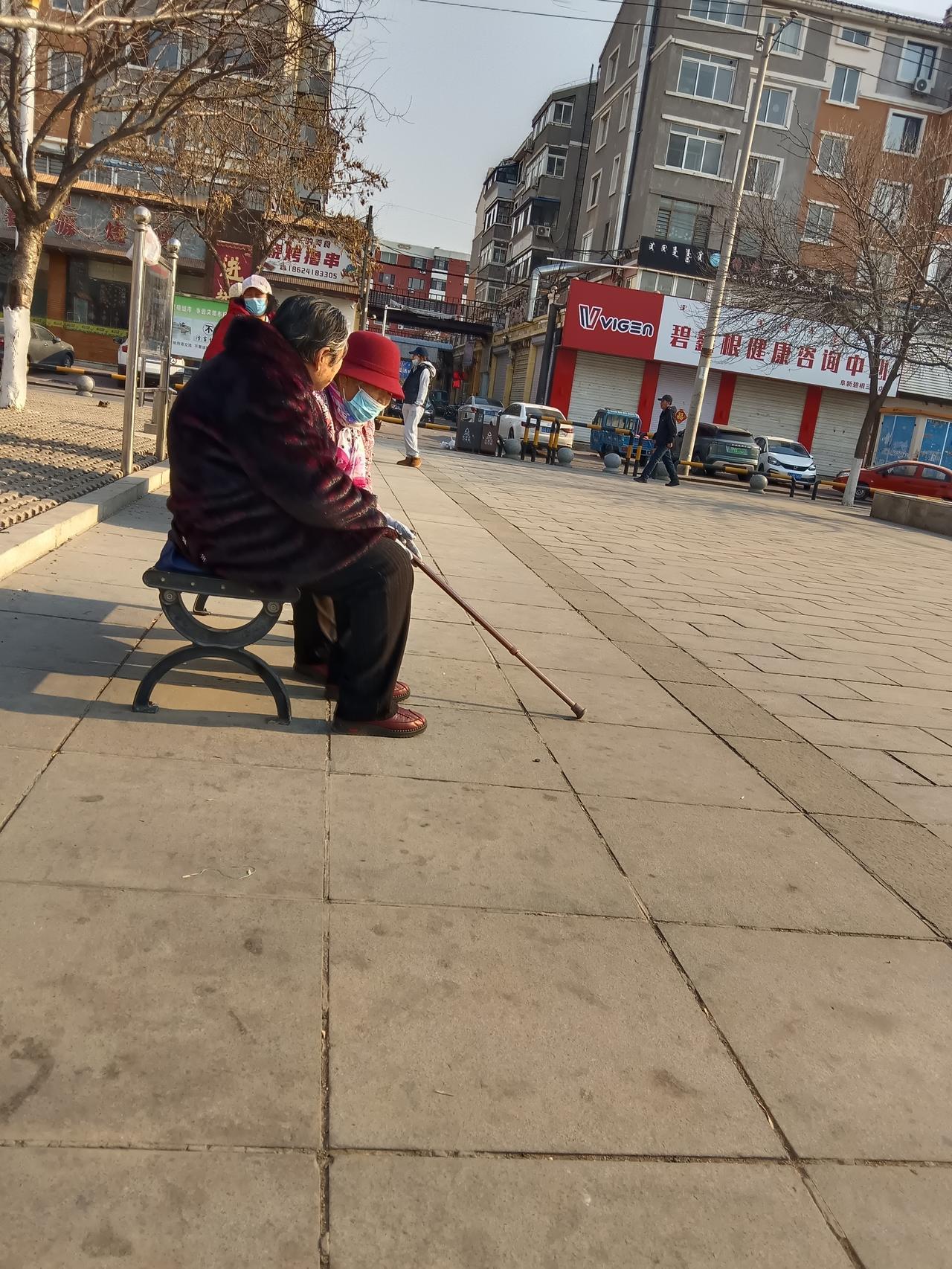 老人丧葬邻居老大爷90多岁了，一直和儿子一家一起生活。平日的生活起居烧火做饭