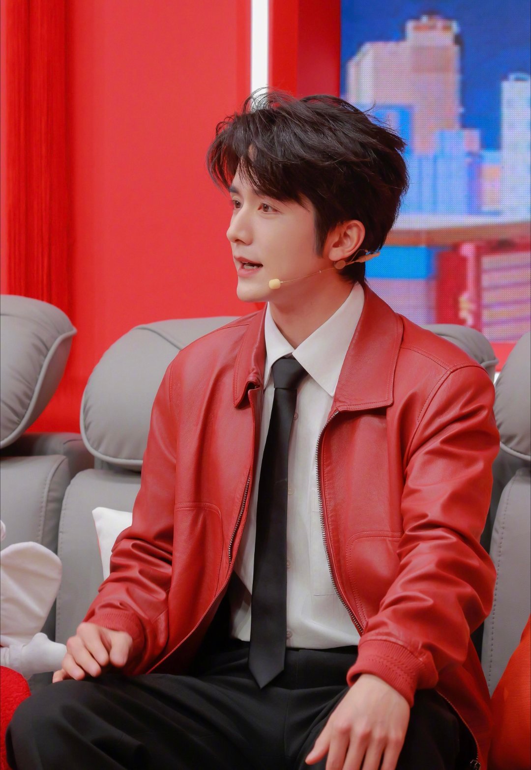 喜气洋洋的众星呀央视镜头下的众星，大多都是红色穿搭喜气洋洋，真应景！范丞丞｜白鹿