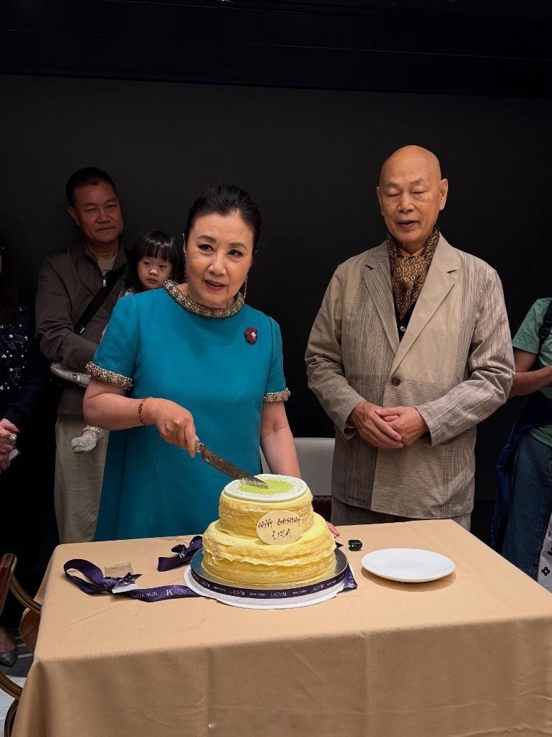 汪明荃（阿姐）前日（28日）78岁生日，正日那天，她与丈夫罗家英、好友和家人一起