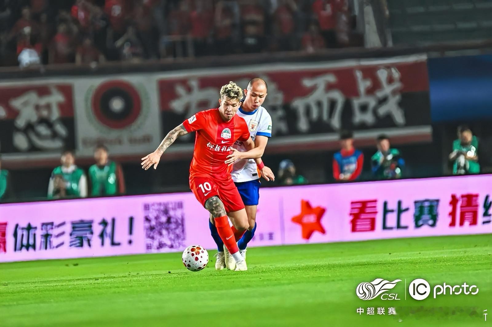 中超河南队黄锐烽脚踝扭伤后，古斯塔沃又因脚部筋膜不适缺席了合练，加上纳萨里奥拉