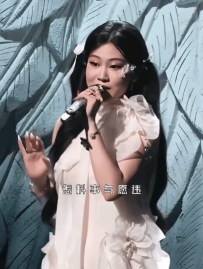 沈佳润唱歌不行观众能忍颜值不够大家包容但这些扭捏的小动作连小沈阳出面都没用