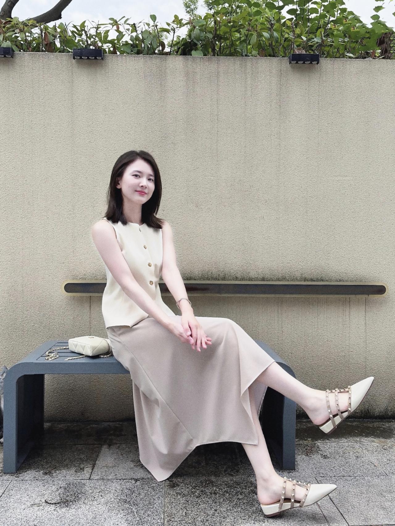 时光从不是美人的天敌，而是雕琢韵味的巧手。走过三十余载，褪去了年少的懵懂，沉淀出