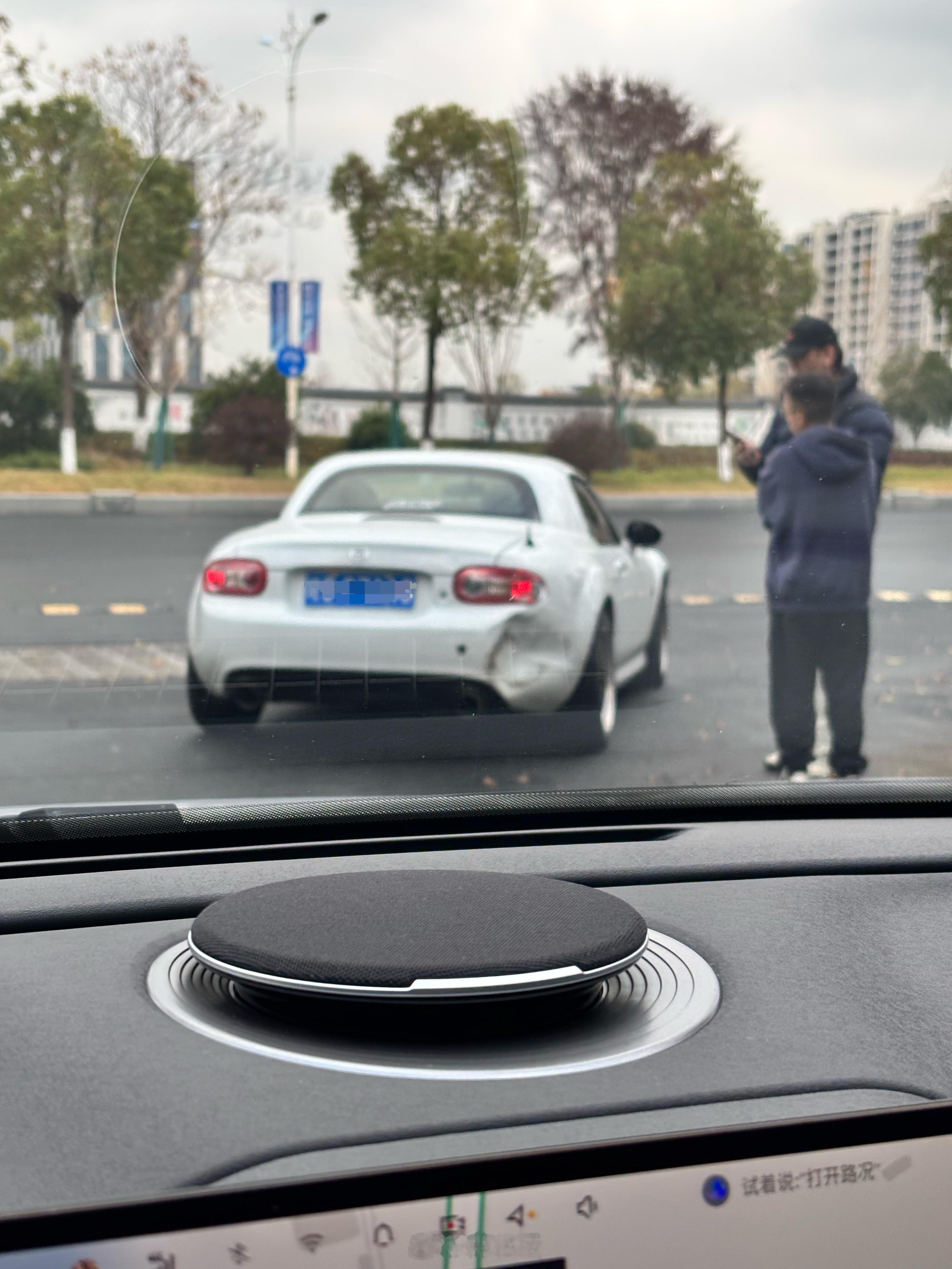 可怜的马自达，横一下就被一辆面包车蹭屁股了