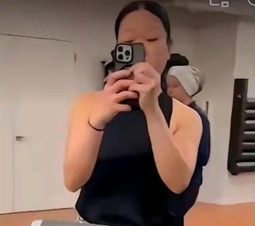 近日，纽约华人女子在健身房和犹太男子起冲突，对方先挑衅，骂她是“恐怖分子。”她气