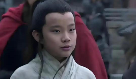 公元208年，13岁的曹冲病逝，他的好友周不疑悼念后离开。曹操吩咐手下：“去把这