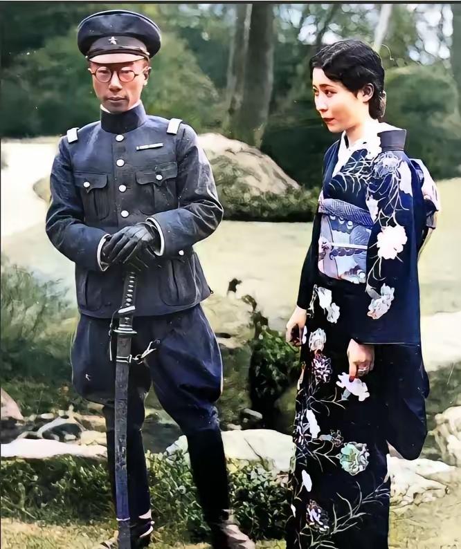 翻到这张上色老照片的时候，盯着看了好久。1937年的新婚留影，30岁的溥杰一身