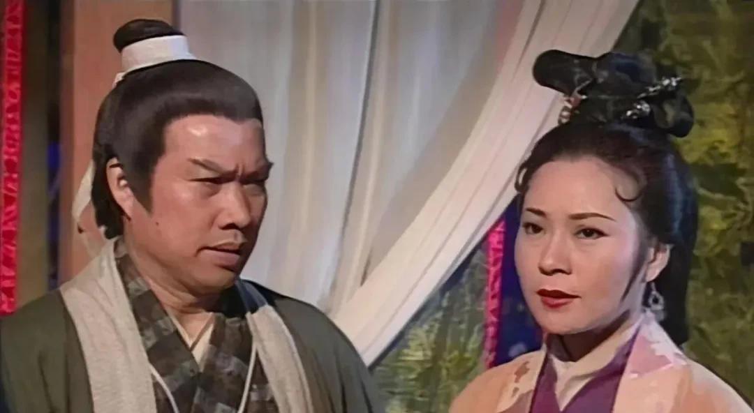 他是两代五绝中，最年轻的一个。杨过的童年比谁都苦。爹死得早，娘也走得快，