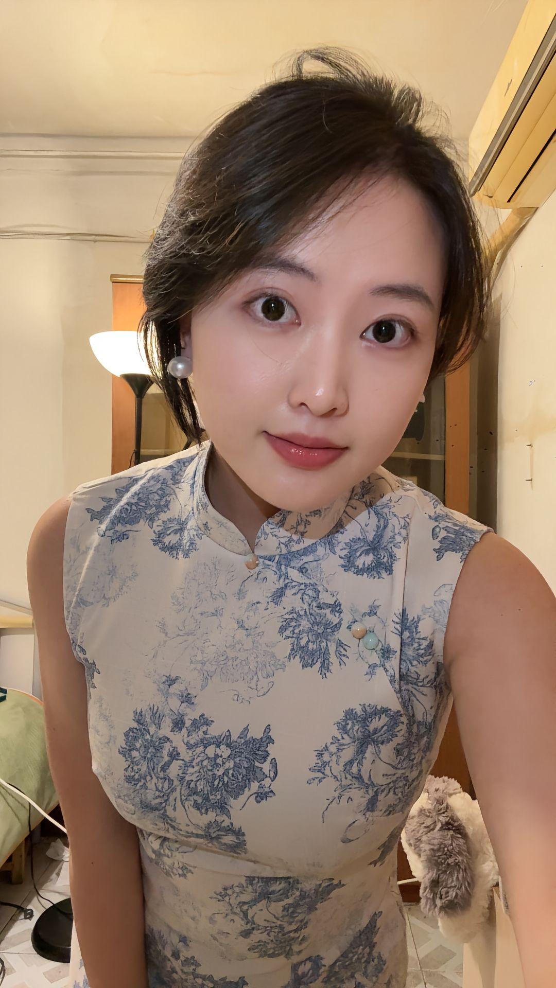 优雅蓝花旗袍，复古韵味十足