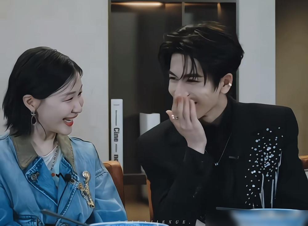 粉丝吹他冷白皮，谁能想到张凌赫最大的痛点，是不敢大笑。镜头前，他得一直绷着。