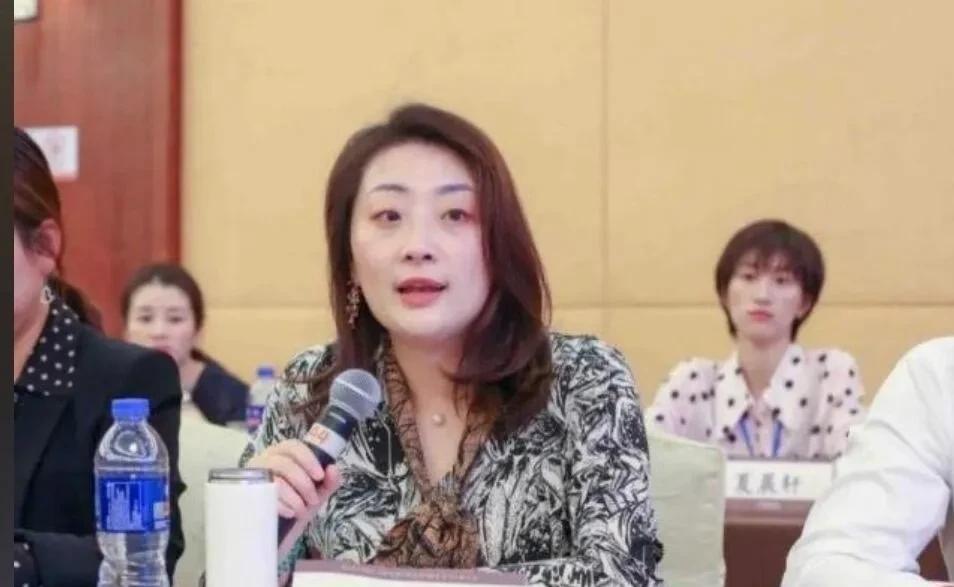 宗馥莉回公司上班了！私生子官司？她压根没当回事宗馥莉消失俩月，8月25号终于回