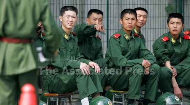 2005年那张武警守在日本使馆外的照片，现在看还是很破防。那年日本非要改教