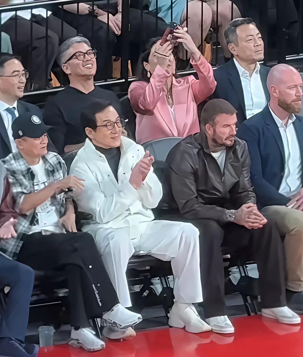 确实场边看比赛戴脑子的绝对是大咖！NBA中国赛来观赛的嘉宾可以说是大咖云集，篮