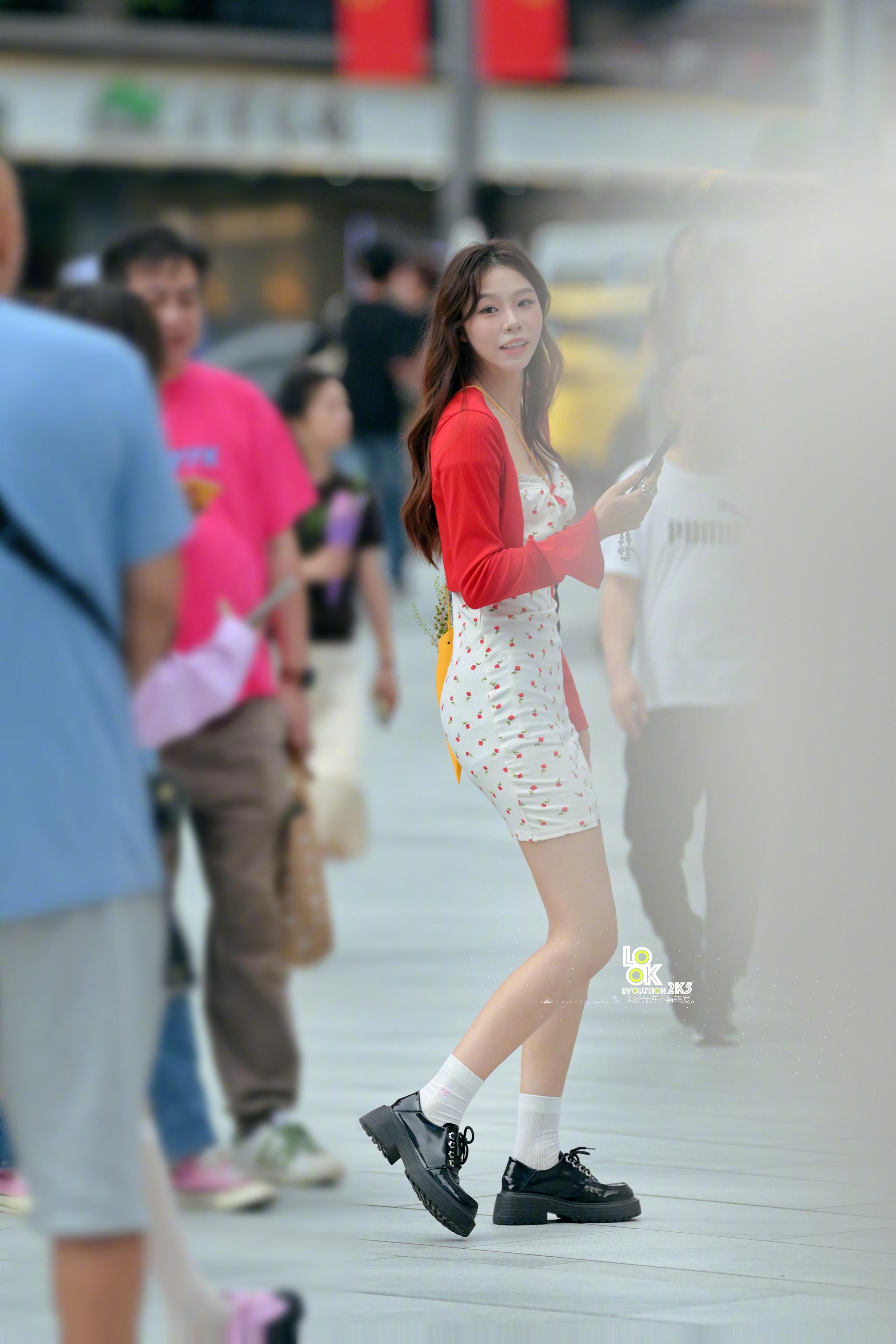 早！今天的穿搭就像是一场冒险，准备好了吗？👗✈️​​​