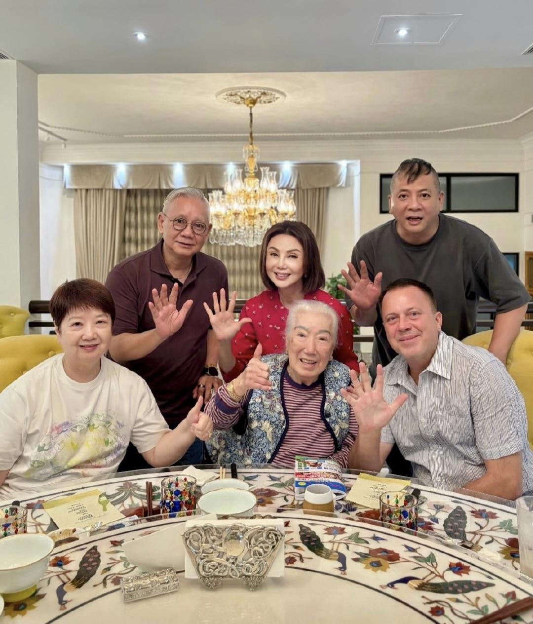 豪门贵妇谢玲玲为儿子林孝贤庆祝45岁生日，一家人在豪宅里庆祝，101岁的余宝珠也