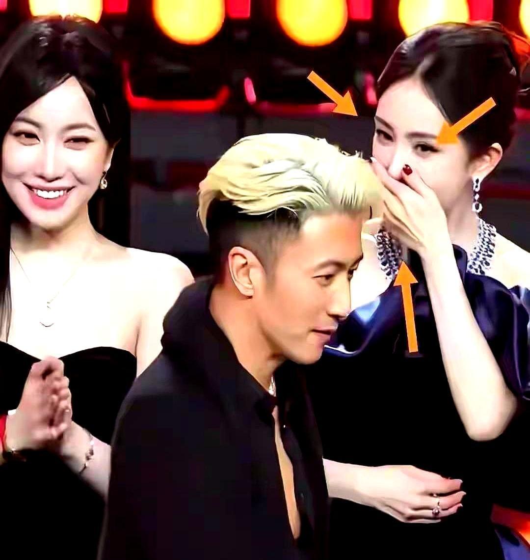 完了，乔杉一个眼神，被全网活捉。镜头怼脸，眯着眼看谢霆锋。评论区炸了，说他“